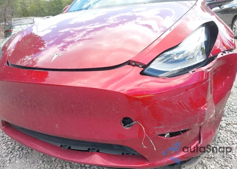 2024 Tesla Model Y Long Range Dual Motor All-Wheel Drive z USA, uszkodzony, nr VIN 7SAYGDEE2RA241406